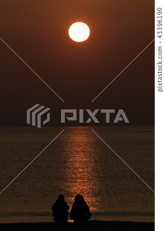 couple with romantic sunrise at the beach 43396190