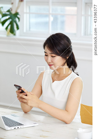 20多歲，30多歲的女商人在辦公室工作，工作，工作， 43396377