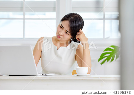 20多歲,30多歲的女商人在辦公室工作,工作,工作, 20多歲,30多歲的女商人在辦公室工作,工作,工作, 43396378