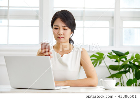 20s, 30s business woman working in the office, work, job, 43396501
