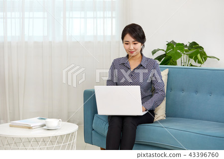 20s, 30s business woman working on sofa, job, job, laptop 43396760