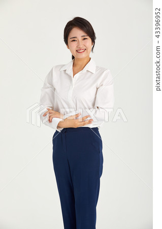 Businesswomen in their 20s and 30s smiling brightly, 43396952