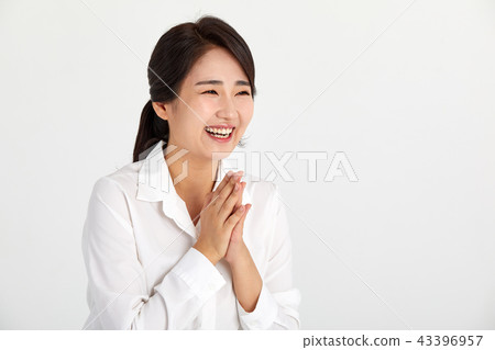 Businesswomen in their 20s and 30s smiling brightly, 43396957