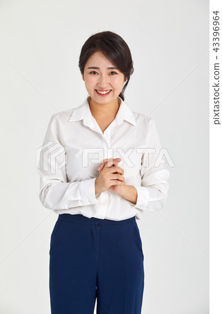 Businesswomen in their 20s and 30s smiling brightly, 43396964