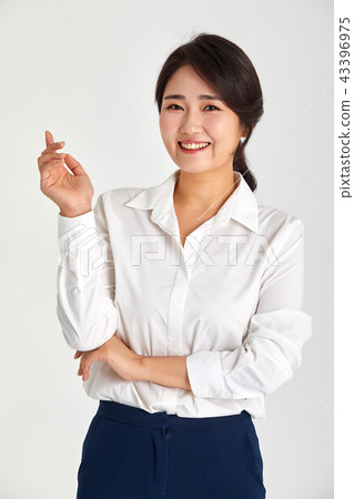 Businesswomen in their 20s and 30s smiling brightly, 43396975