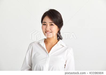 Businesswomen in their 20s and 30s smiling brightly, 43396984