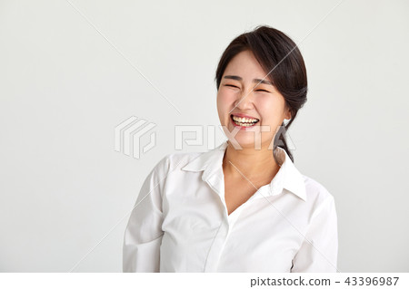 Businesswomen in their 20s and 30s smiling brightly, 43396987