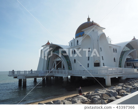 Mosque on the sea 43397366