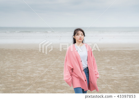 Sea sand woman Sensible beauty Sea sand woman Sensible beauty 43397853