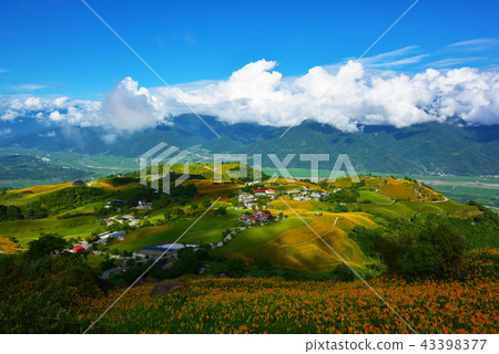 山頂山,金線場,太陽光,淺藍色雲,完美的美景。 山頂山,金線場,太陽光,淺藍色雲,完美的美景。 43398377