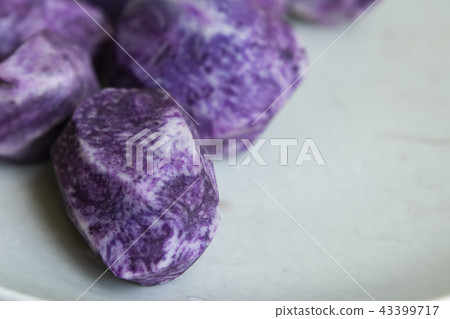close up on Vitelotte blue-violet potato close up on Vitelotte blue-violet potato 43399717