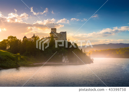 Medieval castle in Niedzica by lake Czorsztyn Medieval castle in Niedzica by lake Czorsztyn 43399738