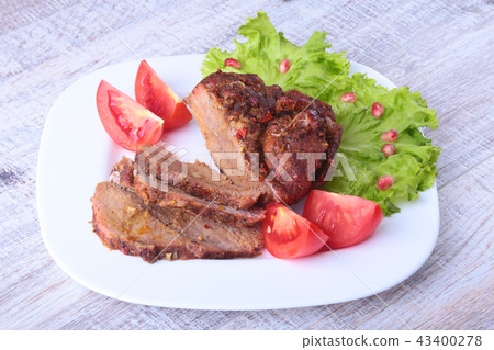 Steak of grilled meat with tomato, 43400278
