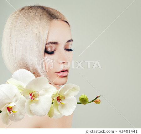 Young cute woman spa model with healthy skin Young cute woman spa model with healthy skin 43401441