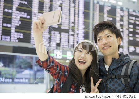 採取紀念照片的夫婦在機場 採取紀念照片的夫婦在機場 43406031