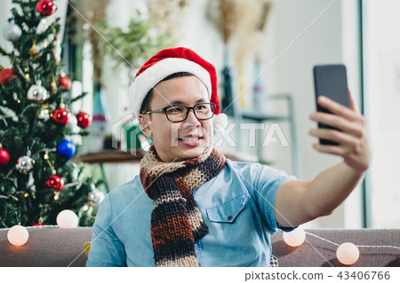 asian man smile and  take selfie photo with mobile 43406766