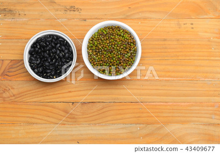 black and green beans in bowl closeup on wood black and green beans in bowl closeup on wood 43409677