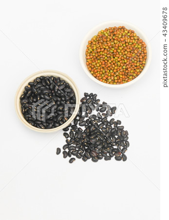 black and green beans in bowl closeup on white 43409678
