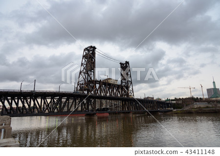 Willamette River and Steel Bridge in Portland, USA 43411148
