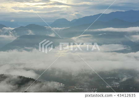 山峰·索倫（Yamineine Soren），明光元玄（Amemitsu Gengen），霧飄浮在山上。 43412635