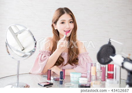 woman show lipstick in live 43412687