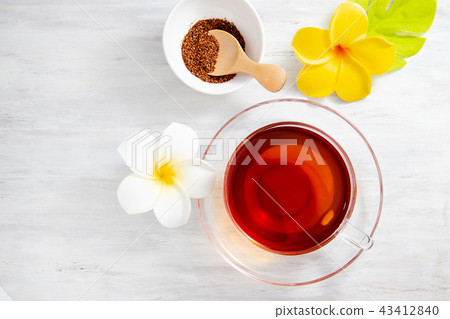 非咖啡因和無咖啡因的如意寶茶。有機和美容益處。 非咖啡因和無咖啡因的如意寶茶。有機和美容益處。 43412840