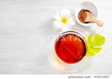 非咖啡因和無咖啡因的如意寶茶。有機和美容益處。 非咖啡因和無咖啡因的如意寶茶。有機和美容益處。 43415407