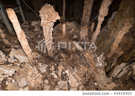 Various formations within Wind Cave chambers Various formations within Wind Cave chambers 43419303
