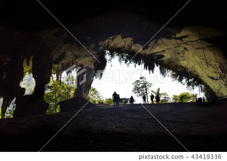 Silhoutte of people at Great Cave chamber 43419336