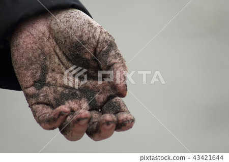 Hand full of sand Hand full of sand 43421644