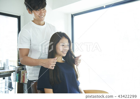 男性美髮師女性顧客 43422299