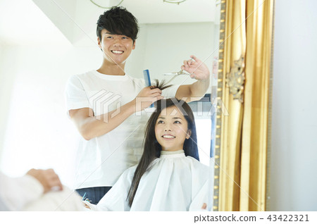 男性美髮師女性顧客 男性美髮師女性顧客 43422321