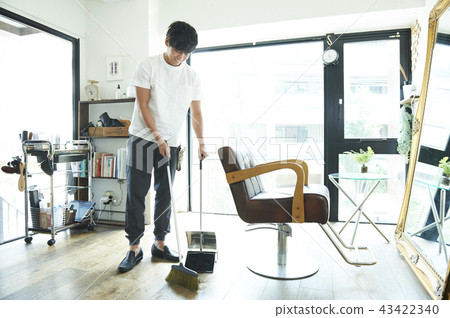 Male Hairdresser Female Customer 43422340