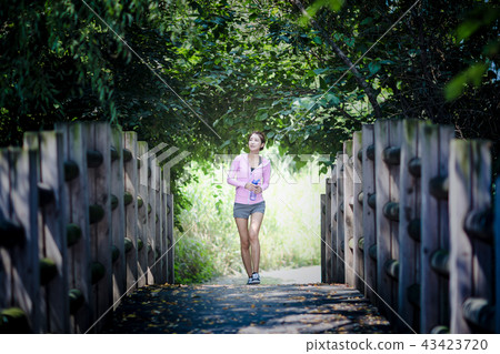 Sporty Woman Sporty Woman 43423720
