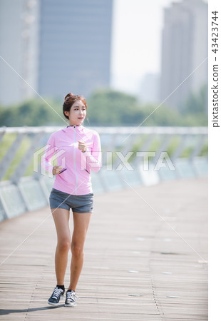 Sporty Woman 43423744