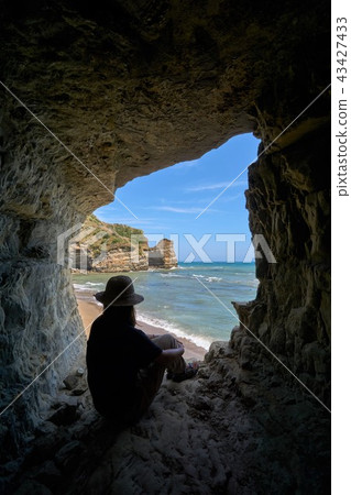 千葉縣Koura海岸從洞穴觀看 千葉縣Koura海岸從洞穴觀看 43427433