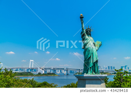 Liberty Statue With Rainbow Bridge In Odaiba Stock Photo