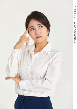 20s and 30s who are worried about their appearance, distress, despair, anguish 43433178