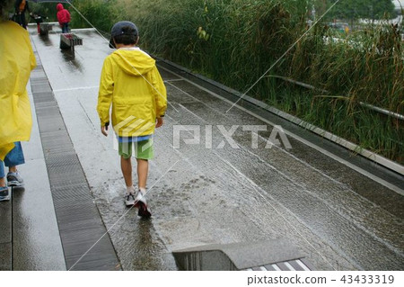 Rainy day children Rainy day children 43433319