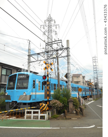 Seibu Tamagawa Line passing through the level crossing 43433376