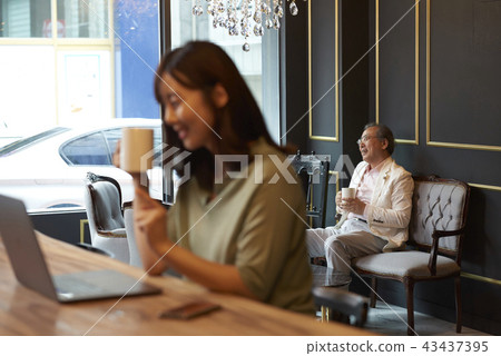 Cafe Cafe 43437395