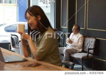 Cafe Cafe 43437404