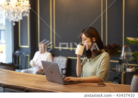 Cafe Cafe 43437410