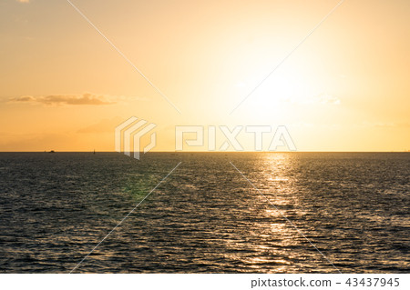 Waikiki Beach "Sunset in Hawaii_10" 43437945