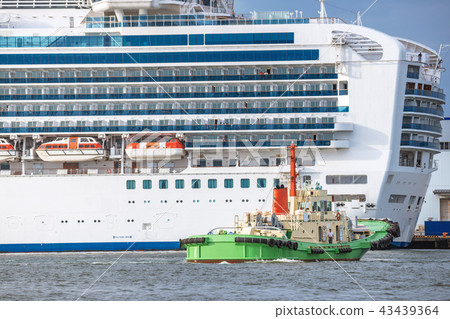 Pilot boat and cruise ship Pilot boat and cruise ship 43439364