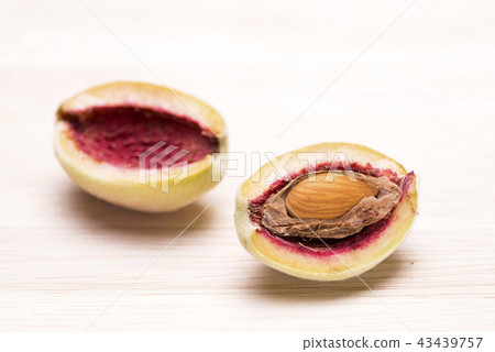 Cracked almond fruit kernel 43439757