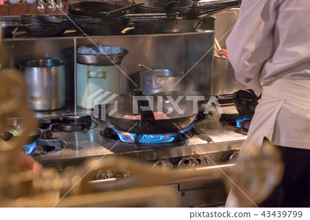 Frying pan grilling a western-style kitchen hamburg Frying pan grilling a western-style kitchen hamburg 43439799
