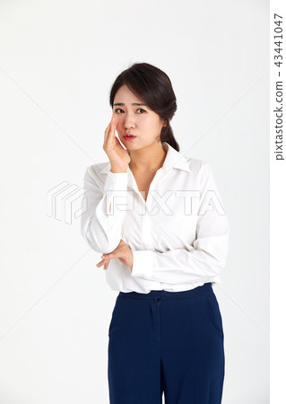 20多歲，30多歲的女商人，耳語，秘密， 43441047