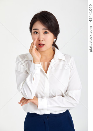 20多歲，30多歲的女商人，耳語，秘密， 43441049