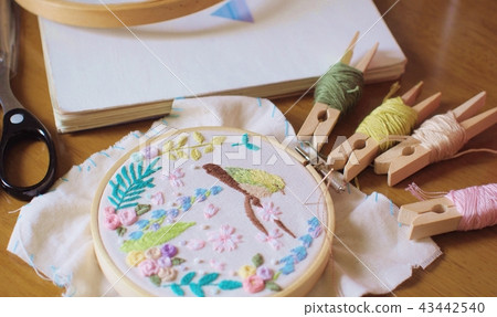 刺繡工作和工具 43442540